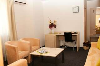 Отель Hotel Pacific Тимишоара Люкс (для 2 взрослых и 1 ребенка)-3